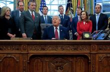 O Ντόναλντ Τραμπ στον Οβάλ γραφείο του Λευκού Οίκου, κάνει δηλώσεις περιστοιχισμένος από μέλη της κυβέρνησής του