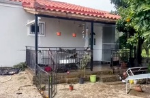 Βγήκαν από τα παράθυρα μαζί με τρία σκυλιά και κολύμπησαν -  Τουρίστες σώθηκαν από «θαύμα» στη Φοινικούντα