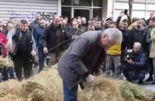 Αγρότες απέκλεισαν το γραφείο του Τσιάρα