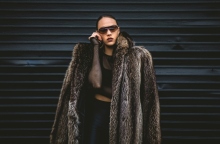 γυναικα φοραει γουνα