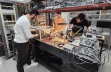 Τα μέλη της ερευνητικής ομάδας του Τμ. Πληροφορικής που πραγματοποιούν την πειραματική υλοποίηση για τον φωτονικό επεξεργαστή Τεχνητής Νοημοσύνης. Διακρίνονται από αριστερά οι υποψήφιοι διδάκτορες Αντώνης Πράπας, Μόσχος Θεόδωρος, Οδυσσέας Ασημόπουλος