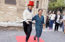 Ο Λάκης Γαβαλάς μετατρέπει την Ερμού σε πασαρέλα | ΣΚΡΑΤΣ