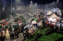 Παραμένουν στα μπλόκα της Λάρισας και της Πάτρας οι αγρότες