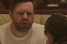 φωτογραφία με τον Τζέι Ντι Βανς να «μαλώνει» με τη σύζυγό του