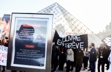 Υπάλληλοι του Λούβρου διαδηλώνουν έξω από το μουσείο