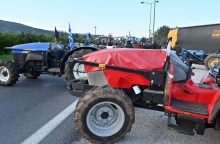 Aγρότες με δεκάδες τρακτέρ έκλεισαν τις σήραγγες των Τεμπών για τα φορτηγά
