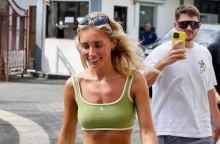 Η Βρετανίδα πορνοστάρ, Τία Μπίλιντζερ, γνωστή ως «Μπόνι Μπλου», στο γραφείο μετανάστευσης του Μπαλί 