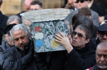 Ο Λίαμ Γκάλαχερ κουβάλησε το φέρετρο του Γκάρι Mάουνφιλντ των Stone Roses στην κηδεία του