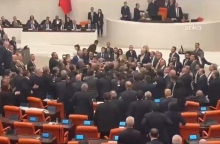 Στα χέρια πιάστηκαν βουλευτές στην Τουρκία