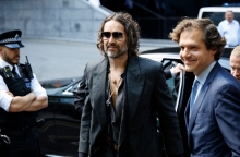 Ο Ράσελ Μπραντ στο Δικαστήριο του Σάουθγουορκ 