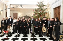 Ο Κυριάκος Μητσοτάκης άκουσε τα κάλαντα των Χριστουγέννων από μαθητές του Μουσικού Σχολείου Αλίμου