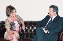 Ο Αβραμόπουλος αποχαιρετά τη Μπριζίτ Μπαρντό