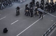 Ιράν: Το βίντεο ενός διαδηλωτή απέναντι στις αστυνομικές δυνάμεις κάνει το γύρο του διαδικτύου