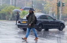 Καιρός, περαστικοι, βροχη