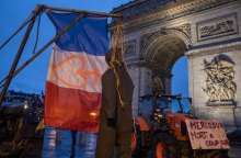 Τρακτέρ στην Αψίδα του Θριάμβου – Γάλλοι αγρότες διαμαρτύρονται στο Παρίσι για τη συμφωνία ΕΕ-Mercosur