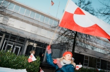 Διαδήλωση με το σύνθημα «Η Γροιλανδία είναι για τους Γροιλανδούς» μπροστά από την πρεσβεία των ΗΠΑ στην Κοπεγχάγη της Δανίας