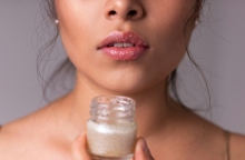 Plumping lip gloss: πόσο ασφαλής είναι αυτή η μέθοδος για τα χείλη μας;