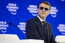 Εμανουέλ Μακρόν: Τι συμβαίνει με το μάτι του – Με γυαλιά ηλίου στο Νταβός