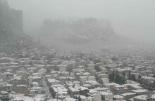 Η Καλαμπάκα ξύπνησε στα λευκά - Εντυπωσιακές εικόνες από το χιονισμένο τοπίο