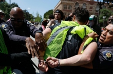 Αστυνομικοί συλλαμβάνουν διαδηλωτή με χειροπέδες