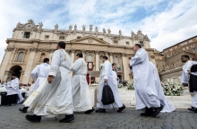 Καθολικοί  ιερείς μπροστά στο Βατικανό ο