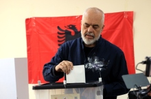 O Έντι Ράμα ψηφιζει