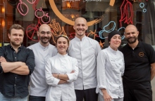 Ένας  Έλληνας σεφ στο Βέλγιο στους καλύτερους της χρονιάς, σύμφωνα με τα βραβεία «Gault & Millau». Ο Γιώργος Αθανασόπουλος είναι ο ιδιοκτήτης του εστιατορίου «Màloma» στις Βρυξελλες