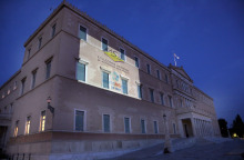 Η Βουλή των Ελλήνων φωταγωγήθηκε για να τιμήσει την Παγκόσμια Ημέρα για την Σκλήρυνση κατά Πλάκας