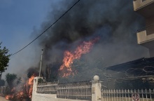 Φωτιά τώρα στον Κουβαρά: Καίγονται σπίτια