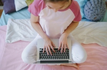 παιδι σερφαρει στο διαδίκτυο