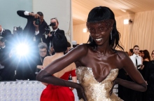 Η Anok Yai στο κόκκινο χαλί για το Met Gala 2023,στη Νέα Υόρκη