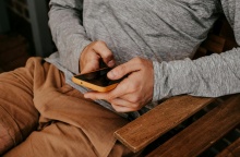 Άτομο κρατά κινητό και κάτι φαίνεται να πληκτρολογεί