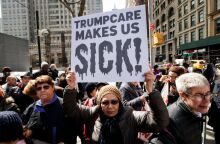 ΗΠΑ: «Στον αέρα» εκατομμύρια Αμερικανοί μετά το πάγωμα του Τραμπ στις ασφαλιστικές καλύψεις