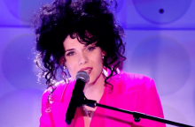 Τρανς κωμικός γδύθηκε σε live βρετανική εκπομπή