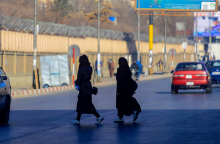 Γυναίκες περπατούν σε πόλη του Αφγανιστάν