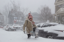 Γυναίκα περπατά με δυσκολία στους χιονισμένους δρόμους στο Μπάφαλο
