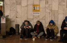 Ουκρανοί έχουν βρει καταφύγιο στο μετρό την ώρα που ηχούν οι σειρήνες