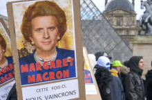 Αφίσα με τον Εμανουέλ Μακρόν ως Μάργκαρετ Θάτσερ έξω από το Λούβρο