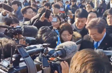 Νότια Κορέα: Ο ηγέτης της αντιπολίτευσης Λι Τζε-μιουνγκ μαχαιρώθηκε στον λαιμό