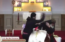 Νέα επίθεση με μαχαίρι στο Σίδνεϊ: Άγνωστος μαχαίρωσε ιερέα σε ζωντανή μετάδοση 