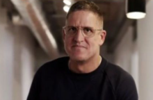 Τομ Γκρίνγουντ:  Παραμένει σε ΜΕΘ ο δισεκατομμυριούχος μετά το τροχαίο στη Μύκονο - «Έπεσαν οι πέτρες πάνω του»