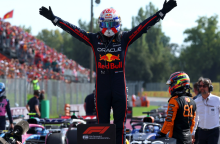 F1: Ο Φερστάπεν νίκησε τις McLaren…στον ναό της ταχύτητας