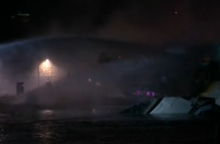 Πειραιάς: Στις φλόγες τυλίχθηκαν τέσσερα σκάφη στην Ακτή Θεμιστοκλέους