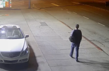 Καρέ-καρέ πριν τη δολοφονία: Το βίντεο που «δείχνει» τον Νικ Ράινερ στην περιοχή λίγο πριν το έγκλημα