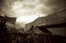 Πλήθος έξω από τη Βουλή 