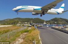 Tουρίστρια εκτινάχθηκε από αέρια τουρμπίνων αεροσκάφους στην Σκιάθο – Δεύτερο περιστατικό σε λίγες μέρες