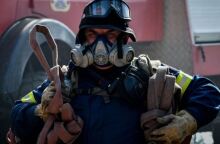 Πυροσβέστης κατά τη διάρκεια κατάσβεσης πυρκαγιάς