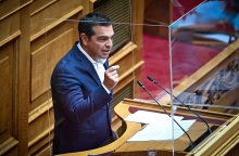 Τσίπρας: Ο πρωθυπουγός κάνει το μαύρο άσπρο