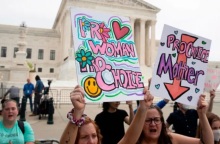 Γυναίκες στις ΗΠΑ διαμαρτύρονται για την απαγόρευση των αμβλώσεων