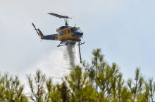 Ελικόπτερο επιχειρεί σε φωτιά